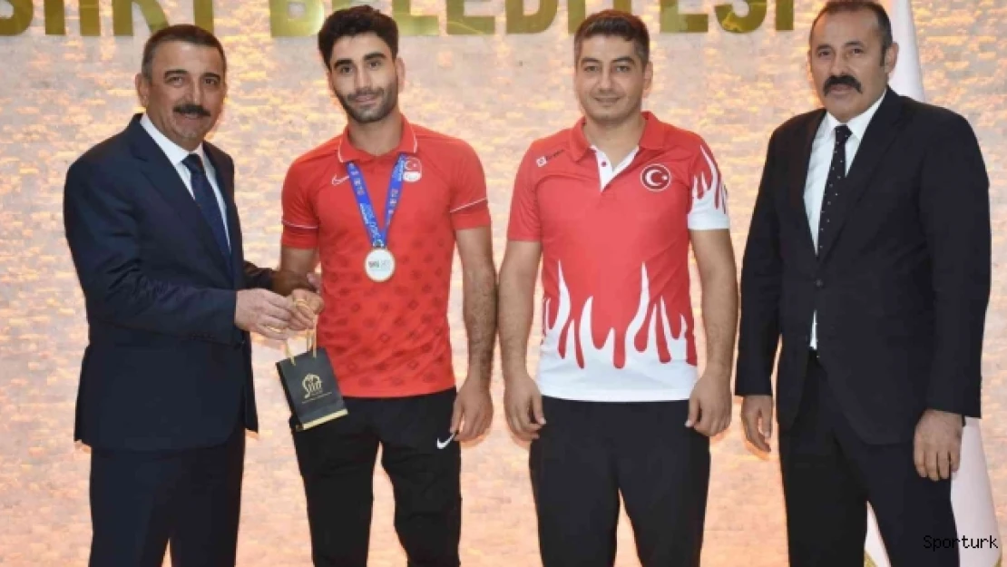 Siirt Valisi Hacıbektaşoğlu, milli sporcuyu altınla ödüllendirdi
