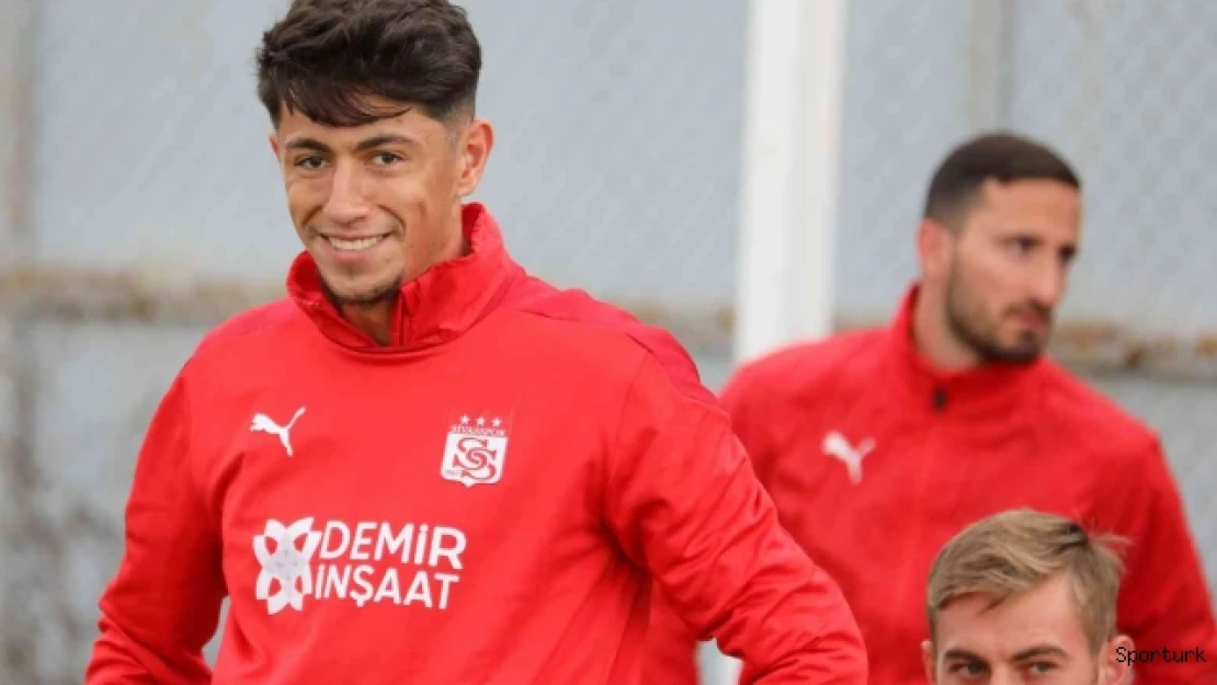 Sivasspor, Özkan Yiğiter'in sözleşmesini 3 yıl uzattı