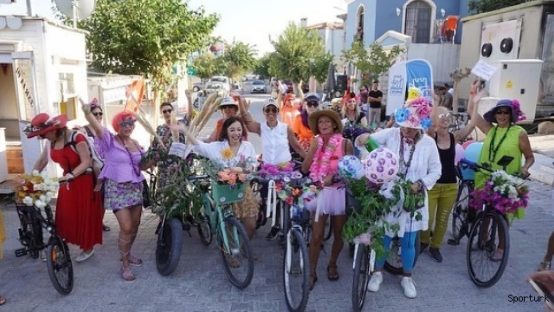 Süslü kadınlar Alaçatı'da pedalladı