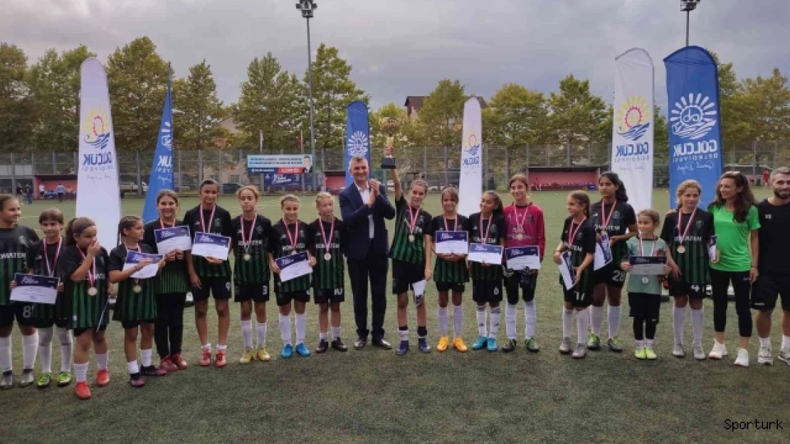 U-13 Kız Futbol Turnuvası'nın Kocaeli Kadın Futbol'u şampiyon oldu