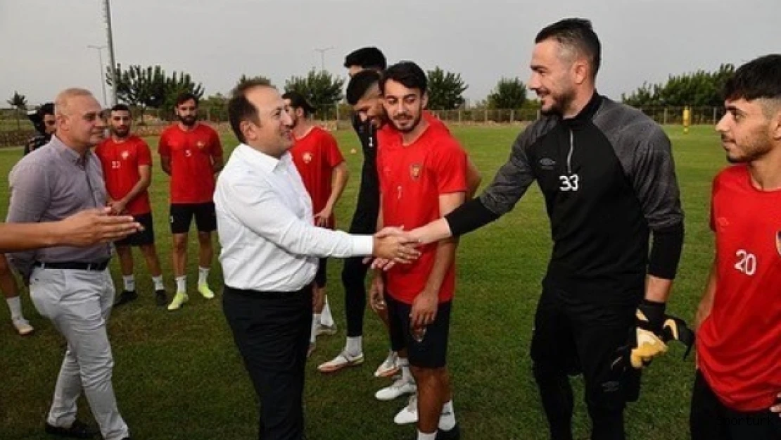 Vali Pehlivan, Yeni Mersin İdman Yurdu takımının antrenmanını izledi