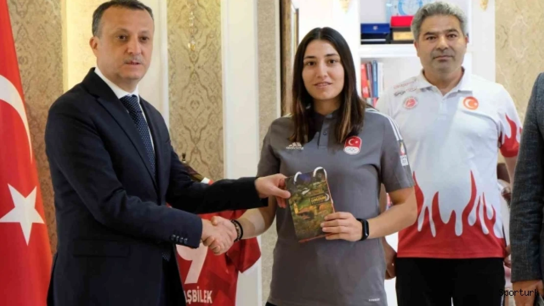 Vali Taşbilek, İslami Dayanışma Oyunları'nda altın madalya kazanan Azizoğlu'nu makamında kabul etti