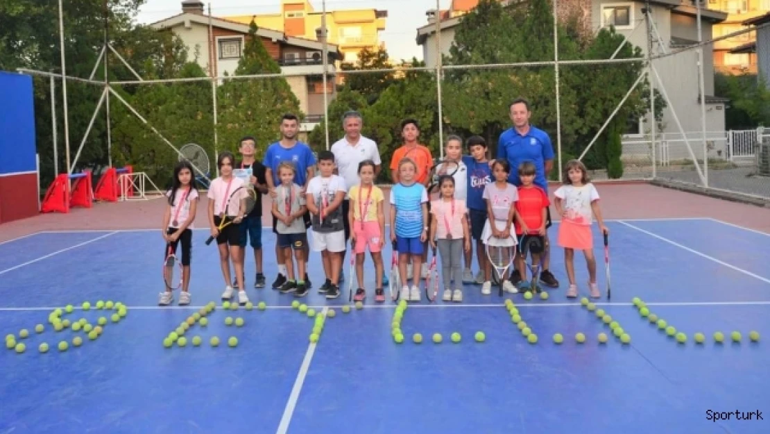 Yunusemre yaz tenis kursu rekor katılımla sona erdi