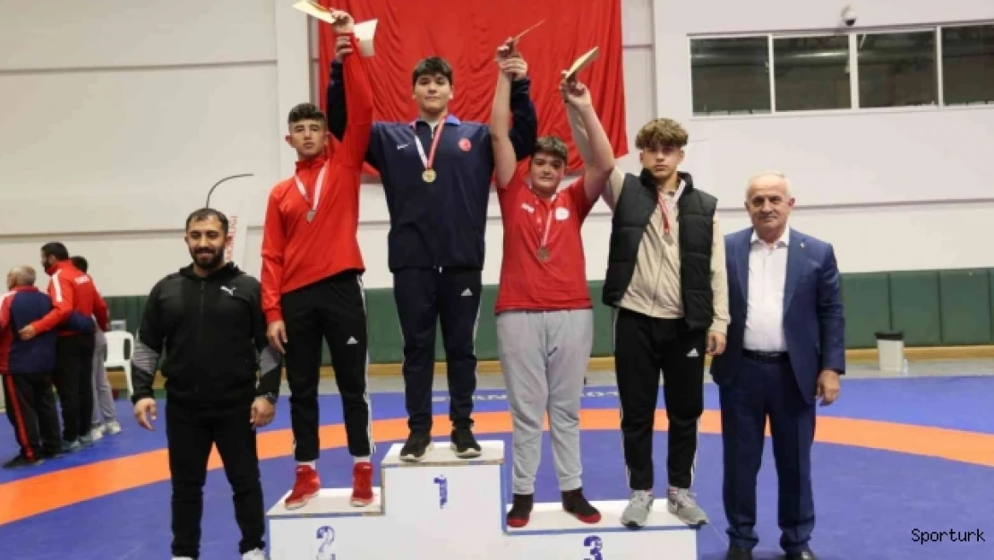 118 sporcu Derince'de mindere çıktı