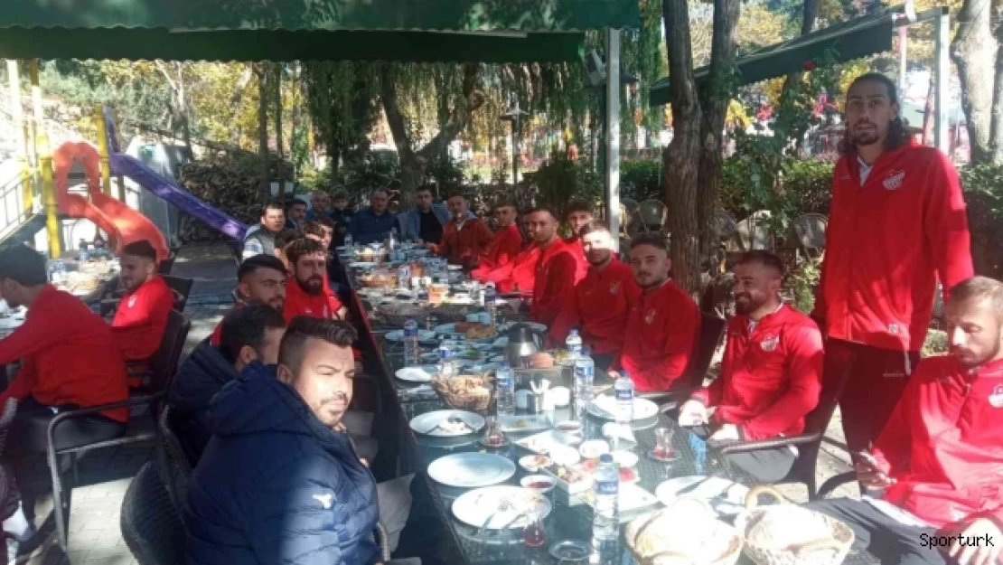 1969 Bilecik Spor Kulübü futbolcularına zorlu maç öncesi moral kahvaltısı