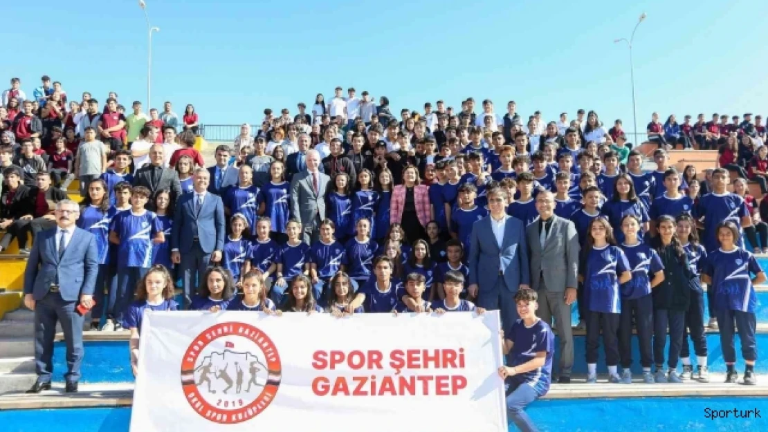 'Spor Şehri'nin okullarına spor malzemesi desteği