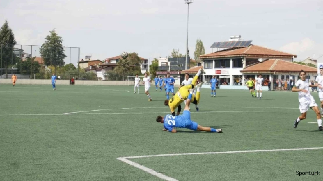 4 kırmızı kartın olduğu karşılaşma 2-2 sona erdi