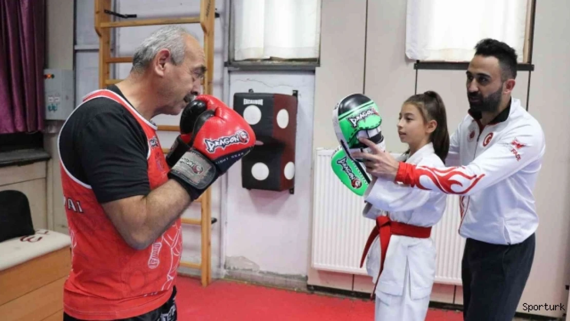 63'lük dede, Türkiye şampiyonu torunuyla aynı salonda ter döküyor