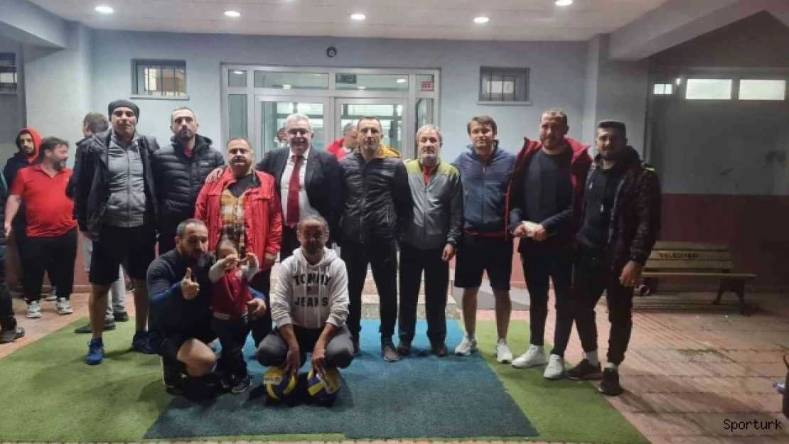 Acar'dan basın voleybol takımına jest