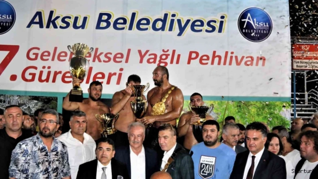 Aksu Belediyesi 7. Geleneksel Yağlı Pehlivan Güreşlerinde başpehlivan Ali Gürbüz'ün