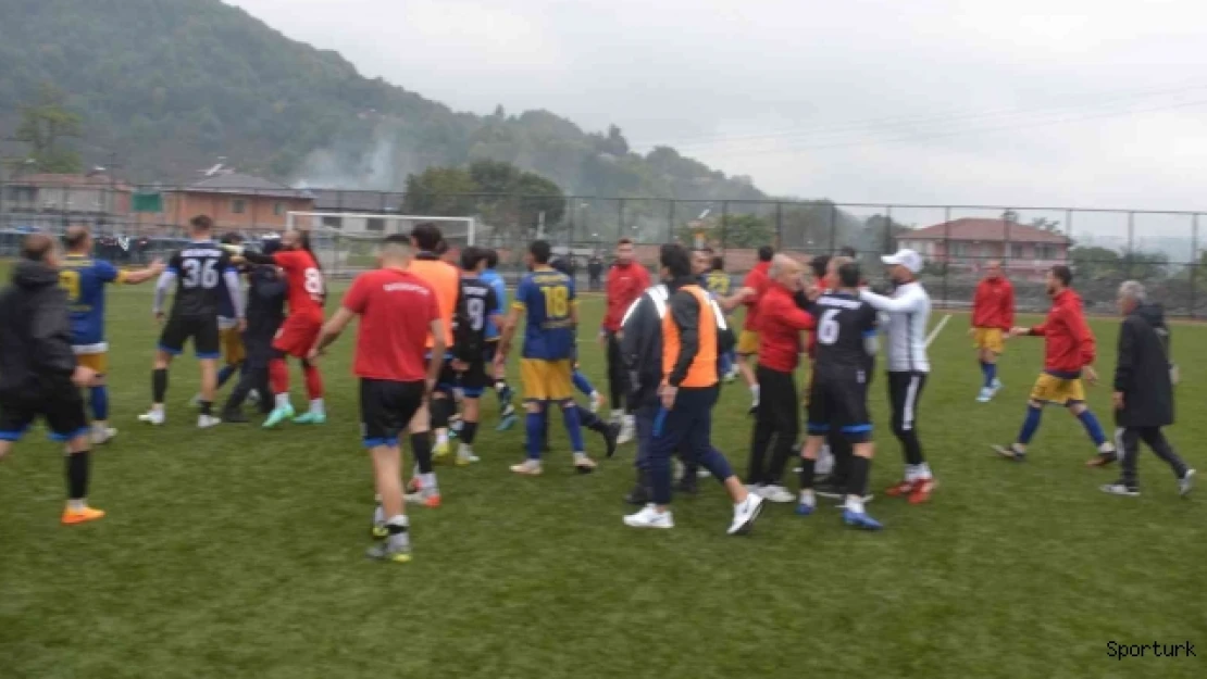 Amatör ligde ortalık karıştı, tekme ve yumruklar havada uçuştu