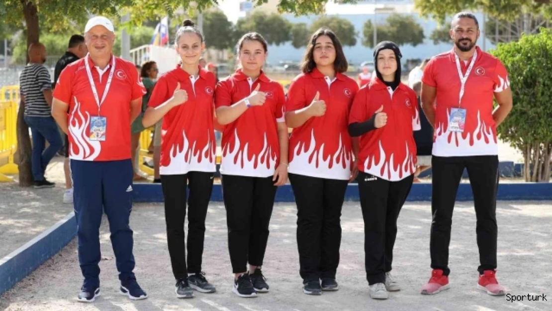 Avrupa şampiyonu genç kızlar çiçeklerle karşılandı