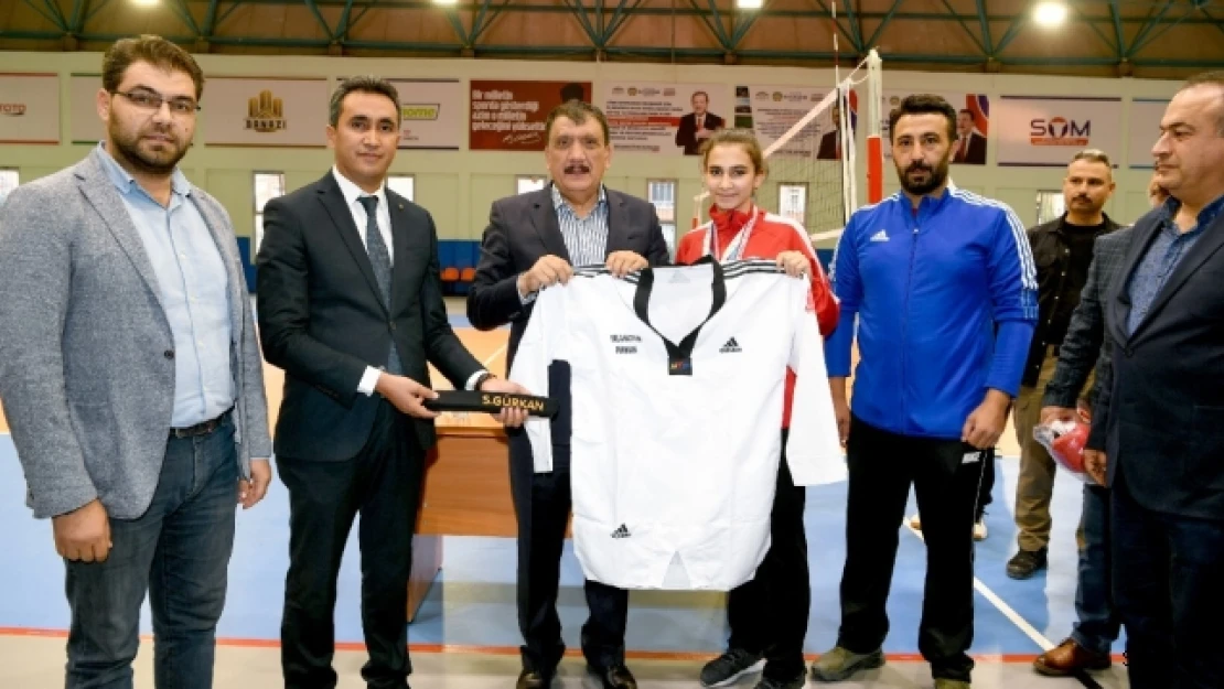 Başkan Gürkan, sporcularıyla bir araya geldi