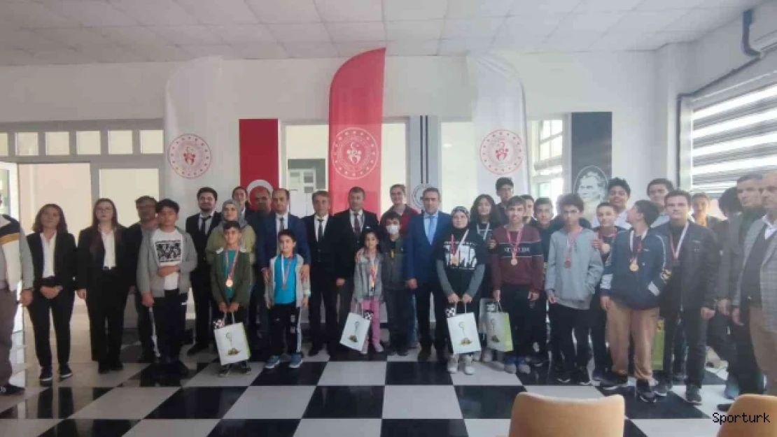 Burhaniye de başarılı satranççılar ödüllendirildi