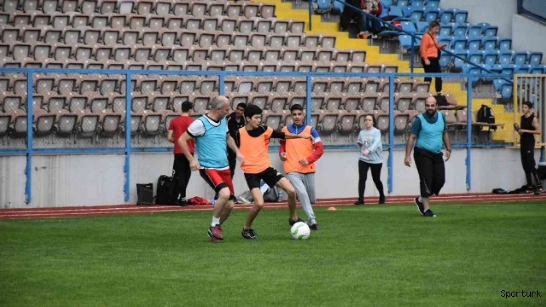 Çocukların yeşil sahadaki rakibi babaları oldu