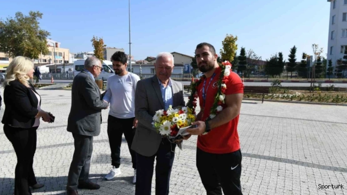 Dünya 3.'sü milli güreşçi Feyzullah Aktürk davul-zurna ile karşılandı
