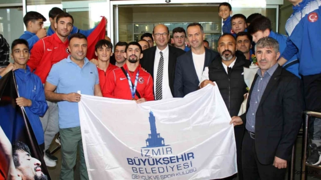 Dünya şampiyonu Kerem Kamal'a coşkulu karşılama