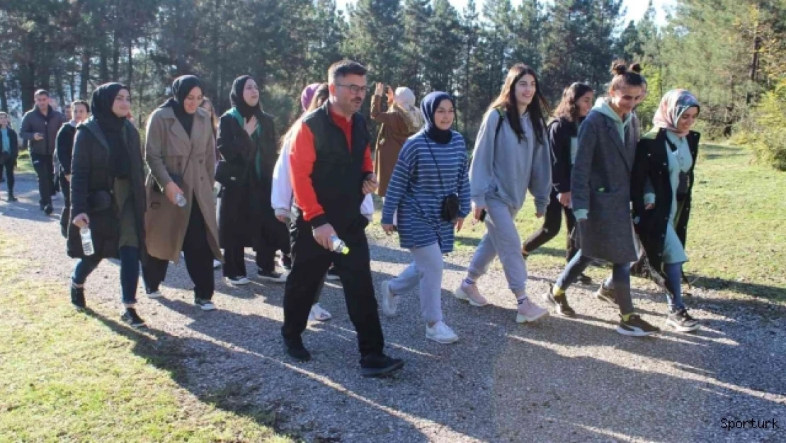 Düzce'de sonbaharın tadını ormanda yürüyerek çıkarttılar