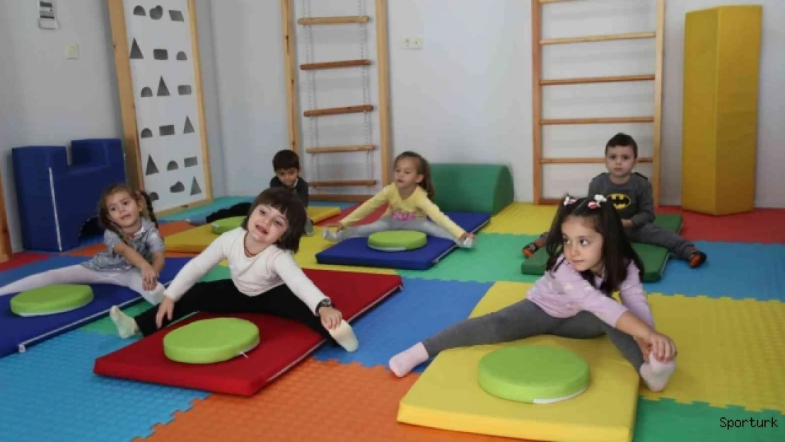 Efeler'in minikleri beden eğitimi ve spor dersine başladı