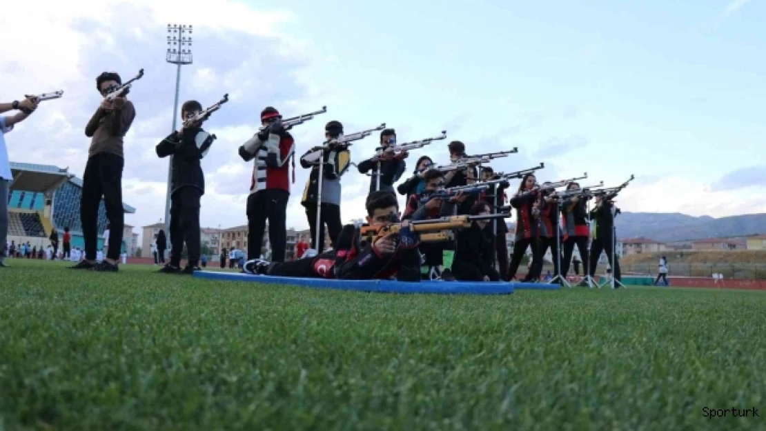 Erzincan'da Amatör Spor Haftası, renkli görüntülere sahne oldu