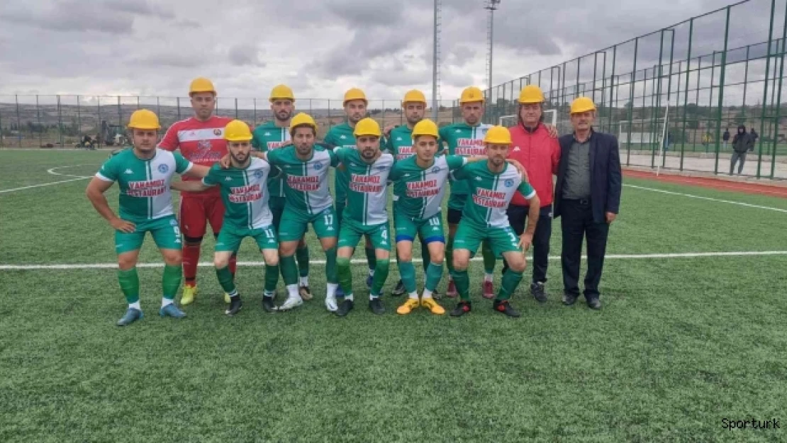 Futbolcular, madenciler için maça baretle çıktı