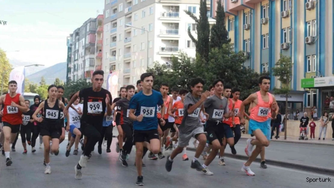 Genç atletler aynı anda koştu