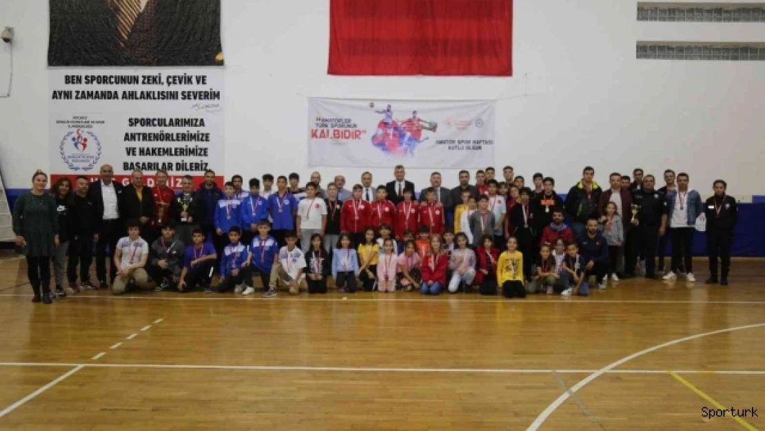 Gölcük Belediyesi voleybol turnuvasında şampiyonu oldu