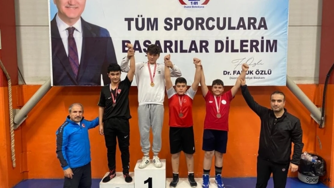 Güreşçilerin müsabakaları nefes kesti