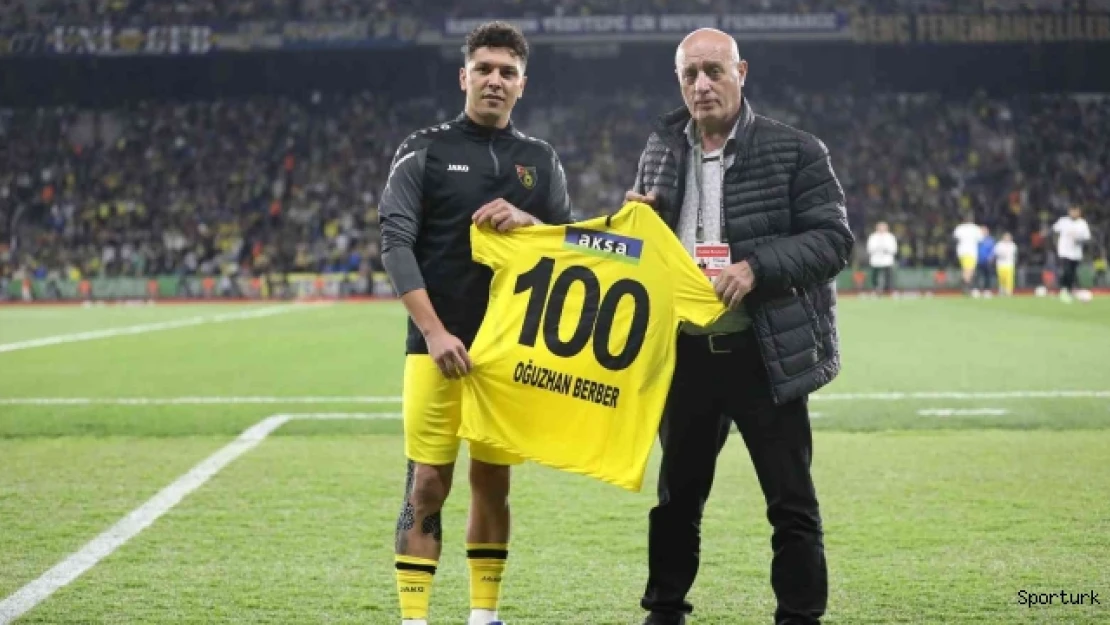 İstanbulspor ile 100. maçına çıkan Oğuzhan Berber'e plaket verildi