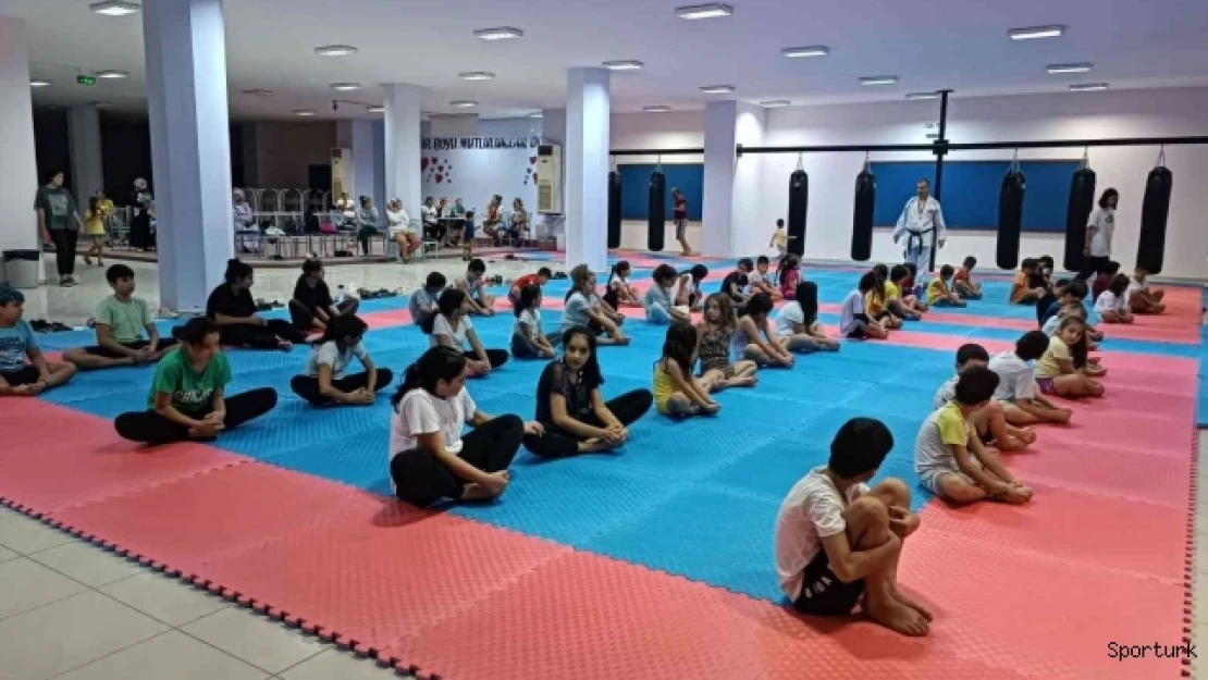 Kemer'de ücretsiz karate ve kick boks kursları veriliyor