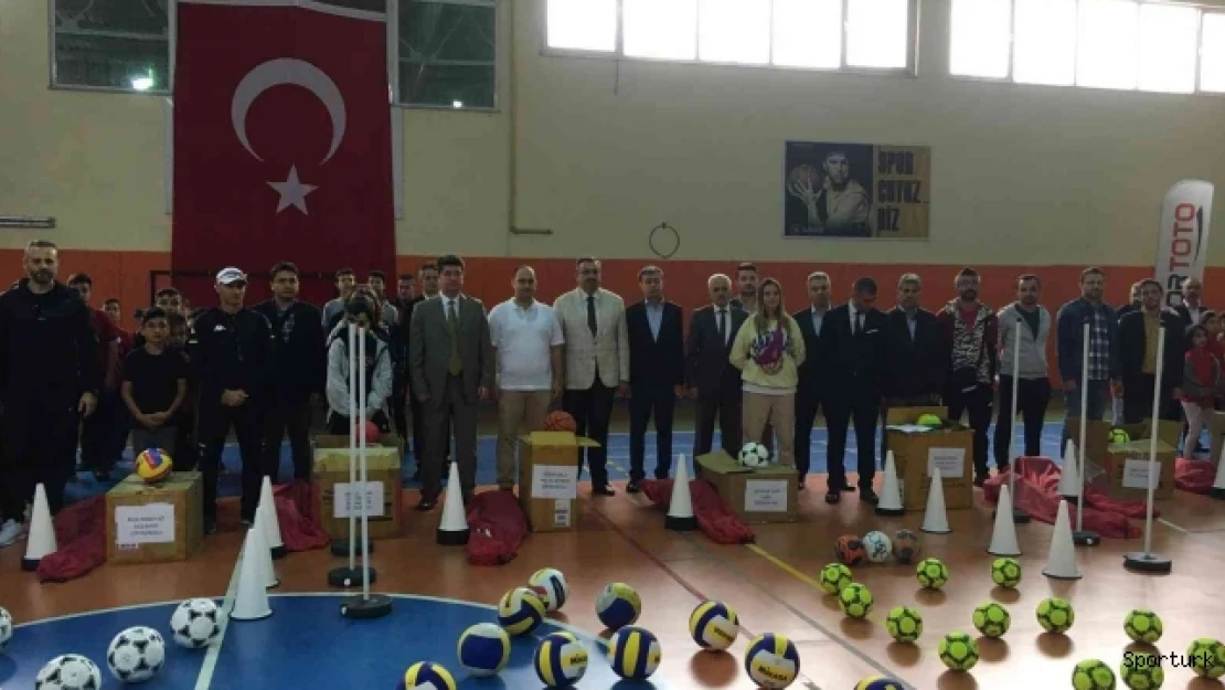 Kırkağaç'ta 21 okula spor malzemesi desteği