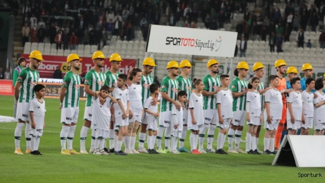 Konyaspor ve Gaziantep FK'lı futbolcular maça baretle çıktı