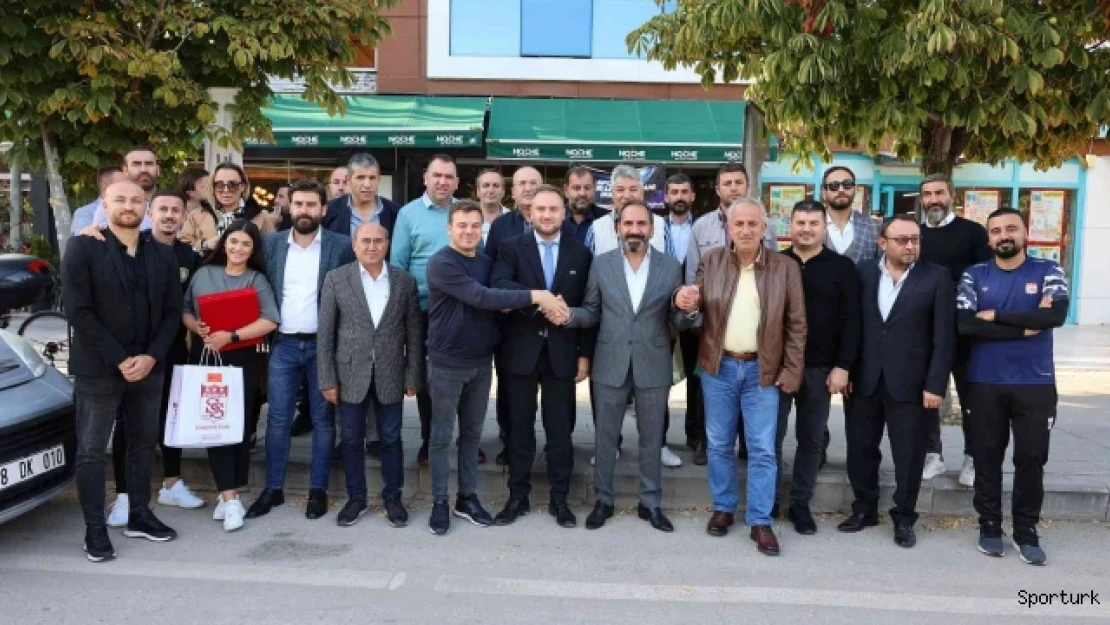 Maç öncesi dostluk yemeği