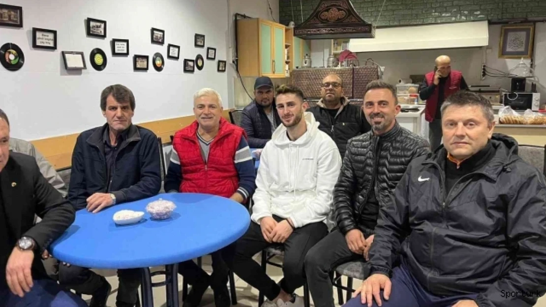 Milli futbolcuyu kahvehanede görenler şaşırdı