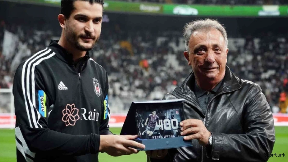 Necip Uysal'a 400. maç plaketi verildi
