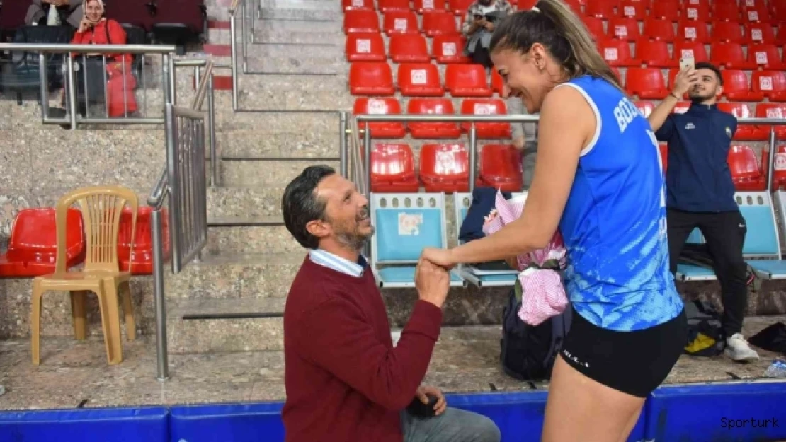 Saha içinde sürpriz evlilik teklifi