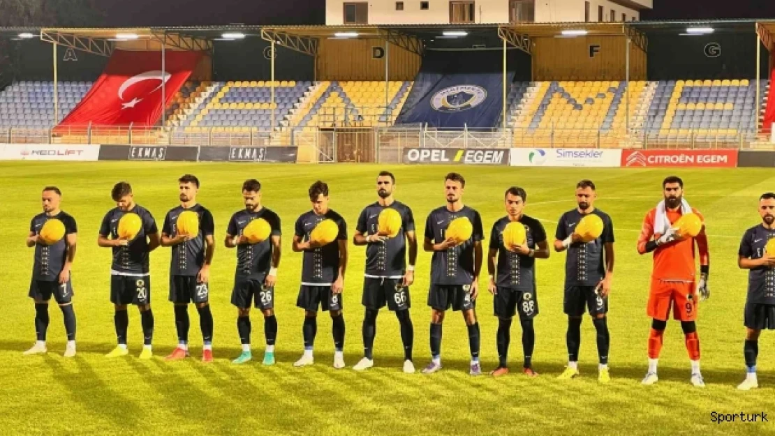 Şehit madenciler için sahaya baretle çıktılar