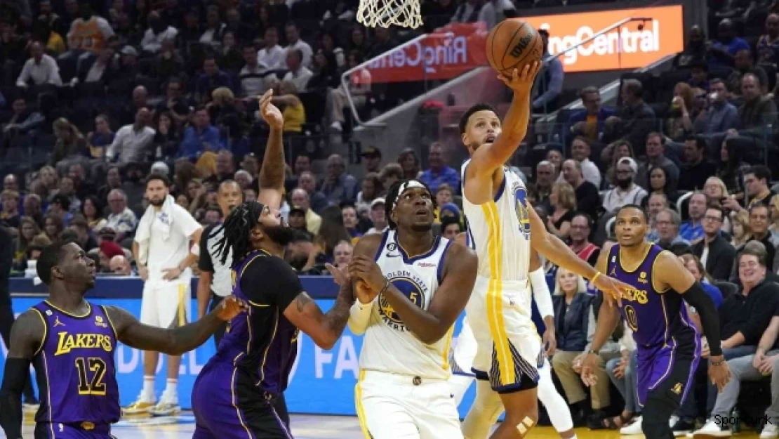 Son şampiyon Golden State Warriors galibiyetle başladı