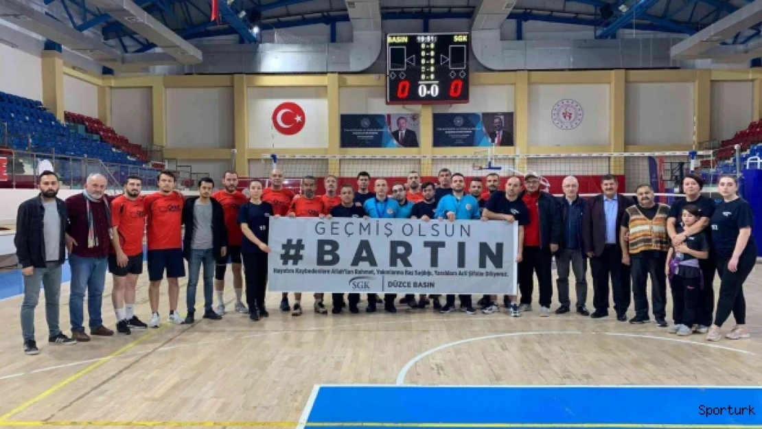 Sporcular sahaya &quotGeçmiş olsun Bartın" pankartı ile çıktı