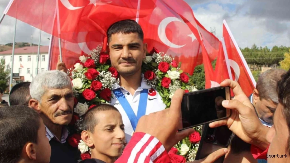 Taha Akgül'e memleketi Sivas'ta coşkulu karşılama