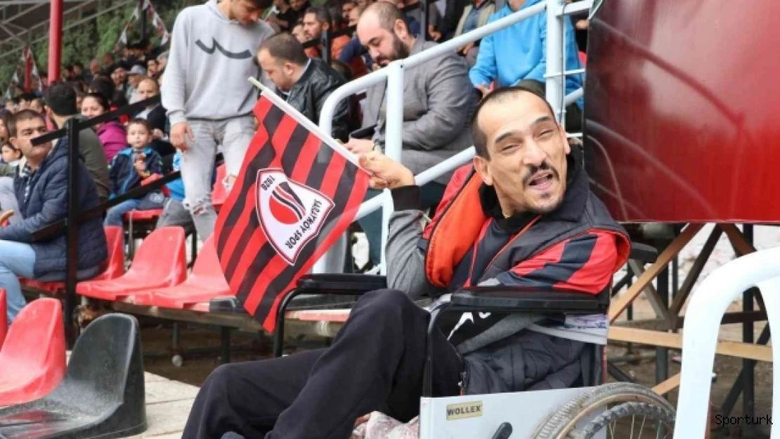 Tekerlekli sandalyesiyle takımını yalnız bırakmıyor