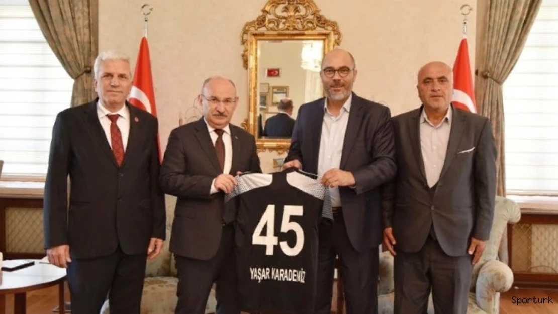 Vali Karadeniz'e Turgutluspor forması hediye ettiler