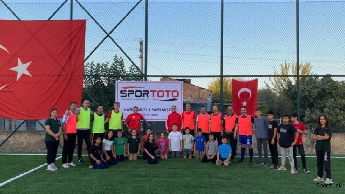 Yavuz Sultan Selim Ortaokuluna halı saha