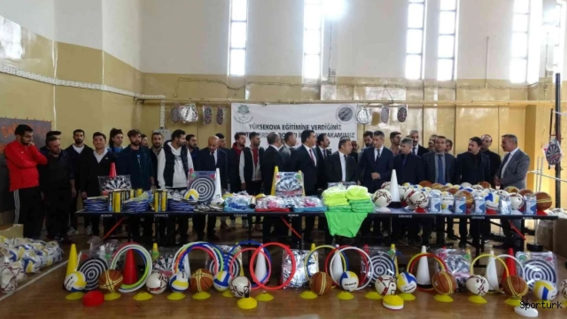 Yüksekova'daki okullara 350 bin TL değerinde spor malzemesi desteği