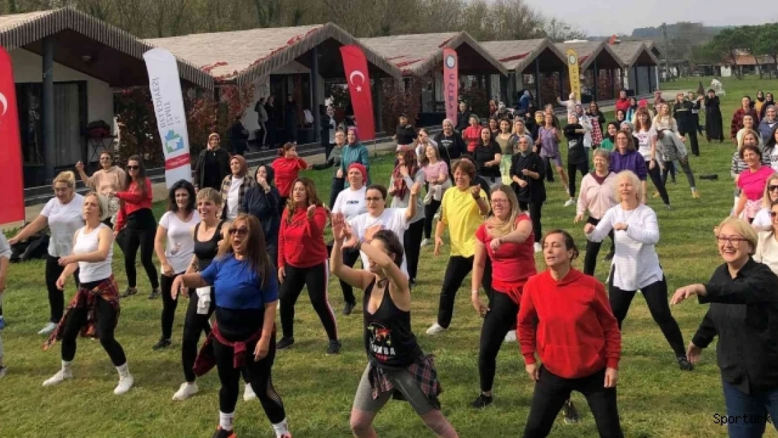 160 kadın aynı anda açık havada zumba yaptı