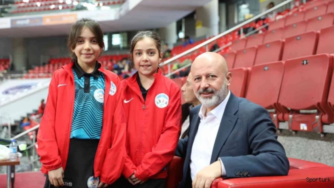 Başkan Çolakbayrakdar, Türkiye'nin dört bir yanından gelen sporcuları ziyaret etti