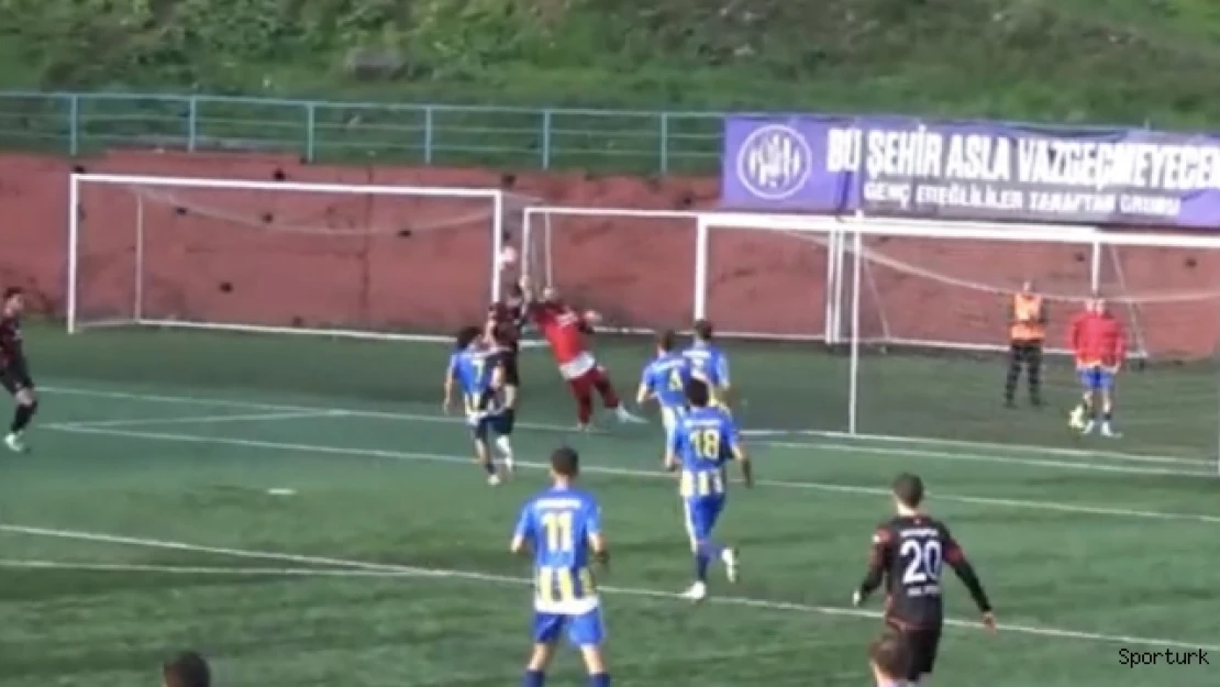 Çaycumaspor'un kalecisi Demirdelen'in maçta yaşadığı kazada kafatası çatladı...O anlar amatör kamerada