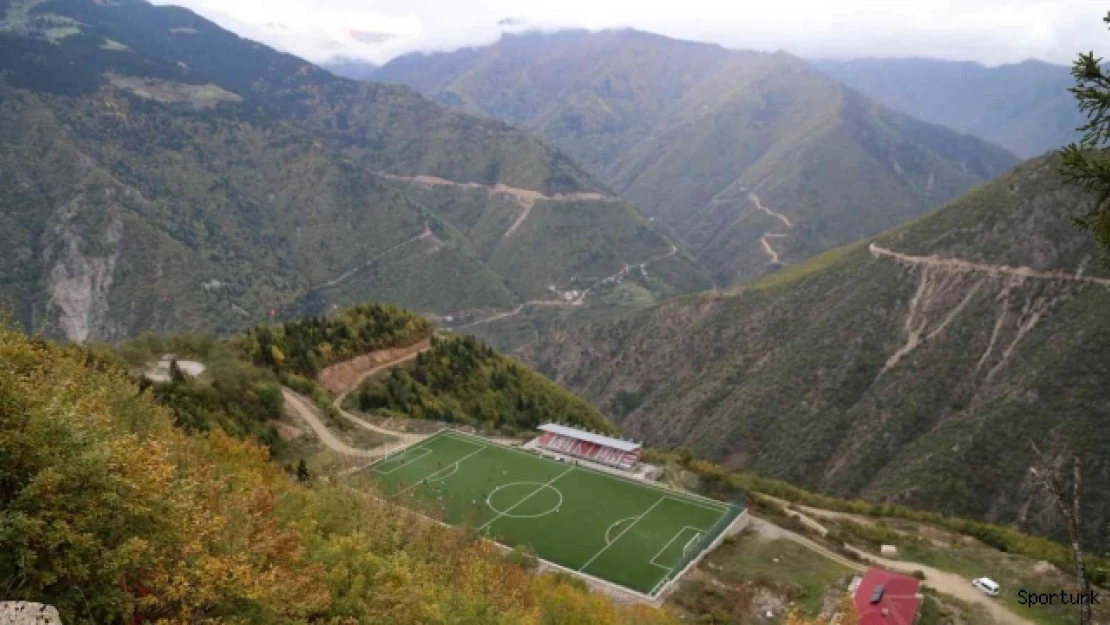 Dağların zirvesinde futbol oynuyorlar