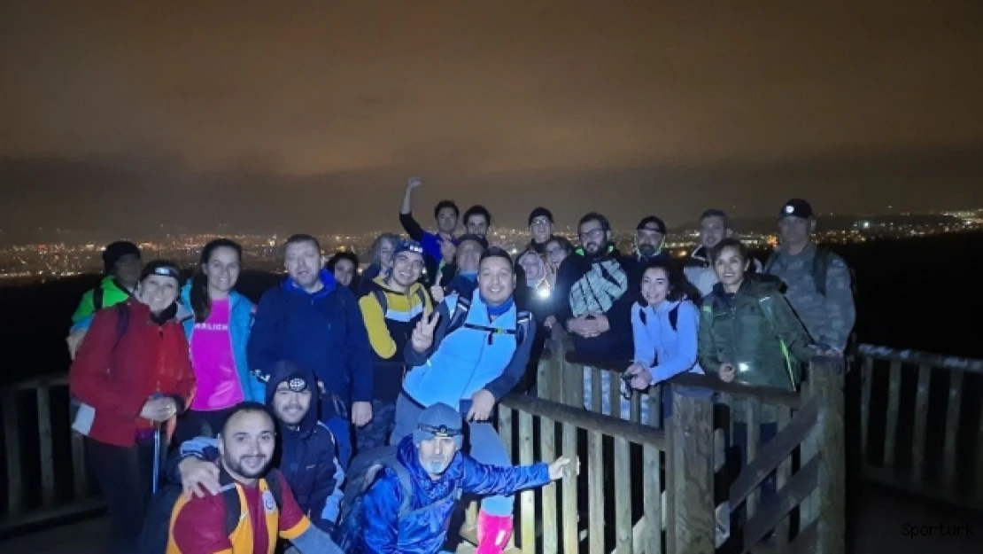 Doğa tutkunları yağmurlu havada 8 kilometre yürüdü