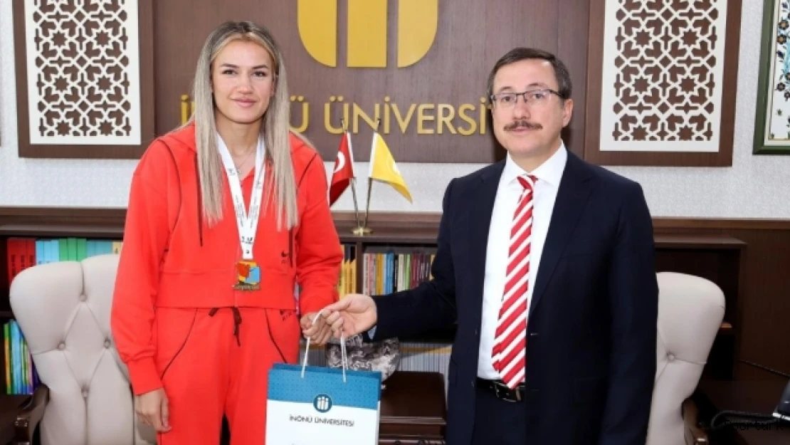 Dünya Boks Şampiyonu Hatice Akbaşın adını taşıyan spor salonu açılacak